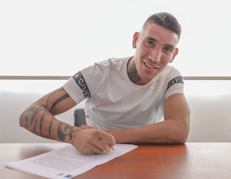 Centurión firmando contrato con Vélez. Ahora el club quiere rescindirlo. Foto: Noticias Argentinas