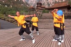 La técnica consiste en la fuerza explosiva, la potencia de la muñeca y la precisión.