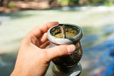 Hay una tendencia que agrega coco rallado a la yerba. Los beneficios, en la nota.