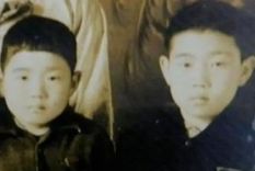 El último de los nacidos en el buque, Lee Gyeong-pil (derecha), con su hermano menor. Foto: LEE GYEONG-PIL