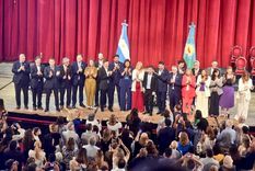 Foto de familia del nuevo gabinete bonaerense, en el centro el gobernador Axel Kicillof junto a la vicegobernadora Verónica Magario Foto: Nicolas Braicovich