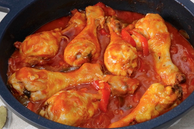 MDZol | Esta receta no solo se elabora con pollo; también existen versiones con cordero o conejo, lo que demuestra su flexibilidad y la creatividad de la cocina tradicional española.