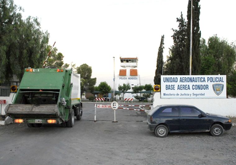 Momento en que los camiones ingresan a la base. Foto: Nacho Gaffuri / MDZ