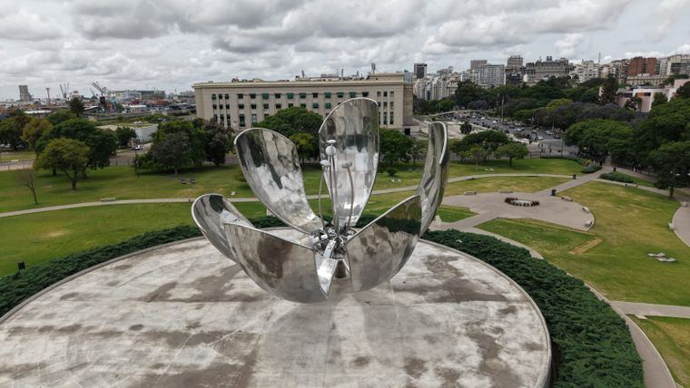 La Floralis Genérica vuelve a brillar y la Ciudad lo celebra con una gran fiesta este sábado en la Plaza de las Naciones Unidas. La Floralis Genérica vuelve a brillar y la Ciudad lo celebra con una gran fiesta este sábado en la Plaza de las Naciones Unidas.