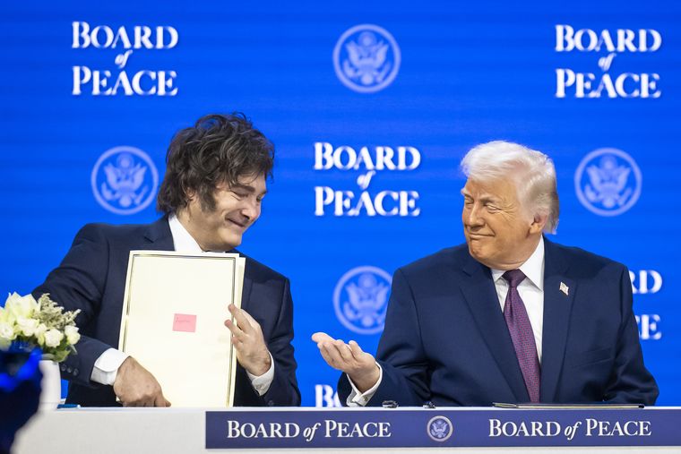 Trump conversa con Javier Milei en el escenario de Davos durante la ceremonia de la Junta de la Paz.