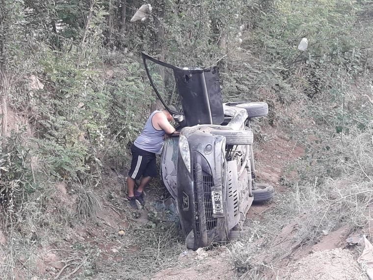 El conductor alcoholizado pudo salir del auto, pero su acompañante debió ser rescatada por los Bomberos