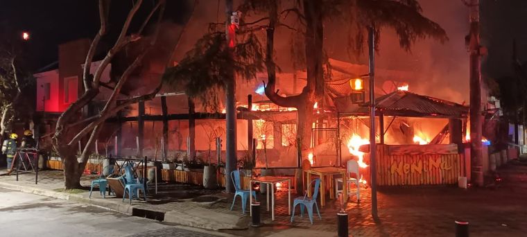 La triste imagen de un emblemático bar rosarino Foto: Twitter @GM8702