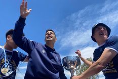 Abecasis y Maidana llevan la copa bien custodiada en la caravana leprosa Foto: Fabián Salamone/MDZ. Abecasis y Maidana llevan la copa bien custodiada en la caravana leprosa Foto: Fabián Salamone/MDZ.