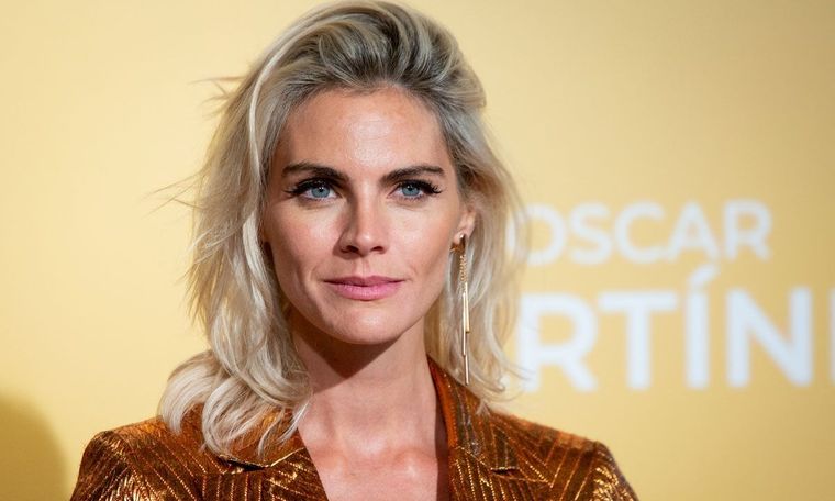 Amaia Salamanca nos muestra cómo darle nueva vida a cualquier look con un complemento clave. Foto: Hola!