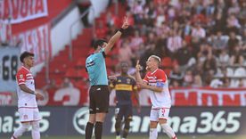 Julián Ascacíbar, volante del Pincha, le reclama al árbitro Leandro Rey Hilfer durante Estudiantes-Boca.&nbsp;