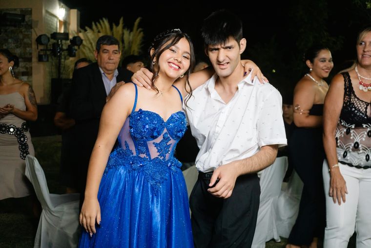 Delfina celebrando su fiesta de 15 junto a su hermano mayor, Germán. Delfina celebrando su fiesta de 15 junto a su hermano mayor, Germán.