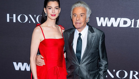 La reconocida actriz Anne Hathaway luciendo un look rojo de Valentino. Foto: @maisonvalentino &nbsp;