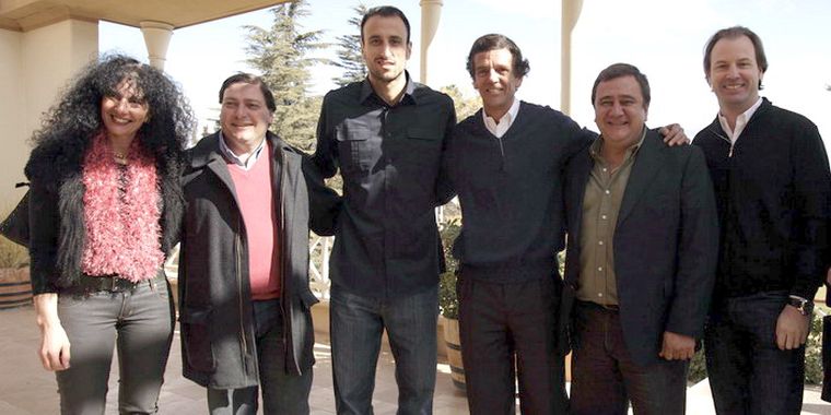 Marisa Garnica, Omar Parisi, Manu Ginobili, Luis Steindl, Rubén Miranda y Michael Halstrick. Los intendentes de Luján y Las Heras se declararon fans de Manu. Foto: Gentileza