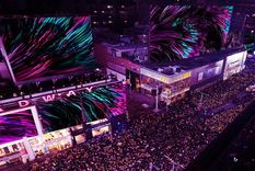 ¿miles de piratas informaticos anonimos de web3 tratando de meterse con el arte interactivo en new york times square?