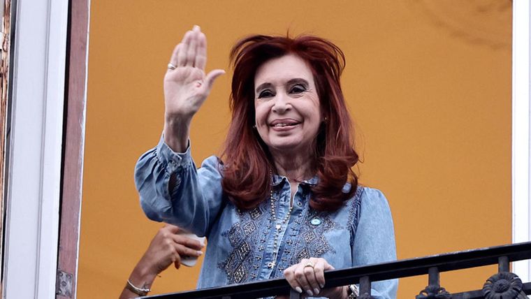 Cristina Kirchner en el balcón de San José 1111.