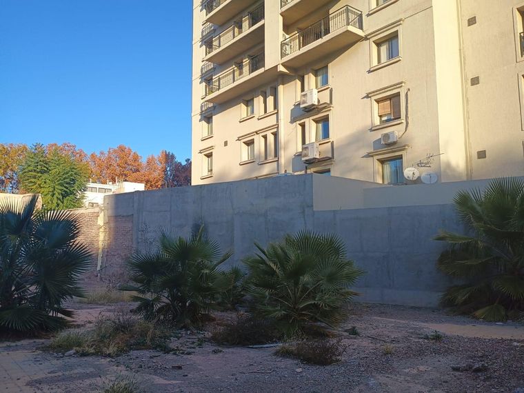 El terreno baldío se encuentra en una zona comercial y puede visitarse antes de ofertar. El terreno baldío se encuentra en una zona comercial y puede visitarse antes de ofertar.