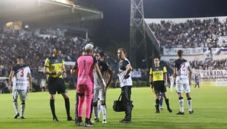 Brian Olivera dialoga con los médicos tras sentir el estallido de la bomba. Foto: @Primeranaciona