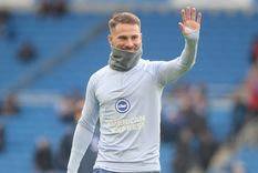 Alexis Mac Allister El volante argentino fue recibido con banderas y una Copa del Mundo en su primer partido como local en Brighton. Foto: Brighton & Hove Albion