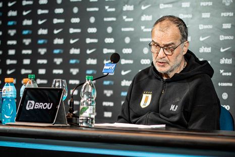 Marcelo Bielsa confirmó que seguirá al frente de Uruguay en el Mundial 2026. Marcelo Bielsa confirmó que seguirá al frente de Uruguay en el Mundial 2026.