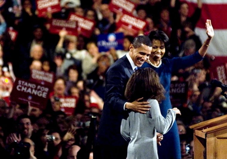El demócrata Barack Obama junto a su mujer Michelle Obama y su hija Malia Foto: EFE