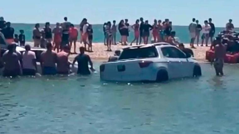 Varios autos se inundaron por la crecida del mar en una de las playas más visitadas