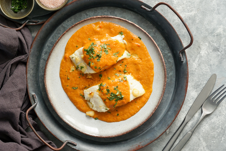 La receta original no lleva tomate, solo pimiento choricero. La receta original no lleva tomate, solo pimiento choricero.