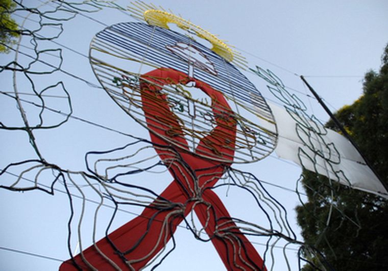 Hoy la Plaza Independencia de nuestro centro mendocino, detenta el símbolo de la lucha contra el Sida Foto: Nacho Gaffuri / MDZ