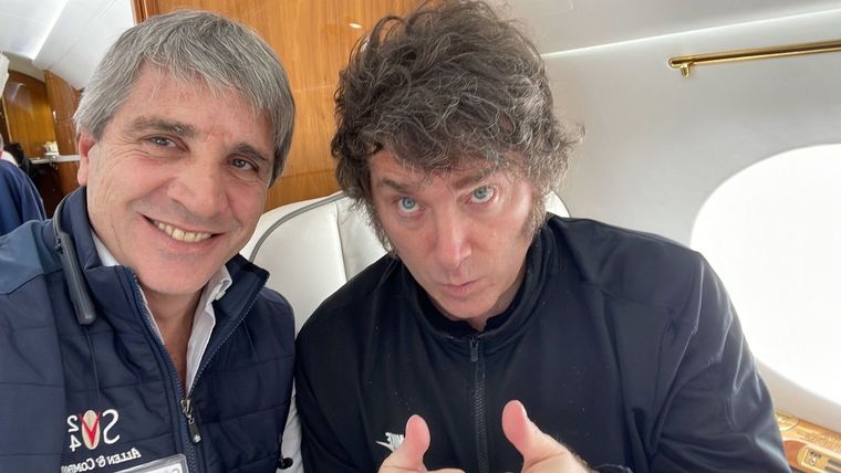 Luis Caputo y Javier Milei, juntos en el avión presidencial. Foto: @LuisCaputoAR Luis Caputo y Javier Milei, juntos en el avión presidencial. Foto: @LuisCaputoAR