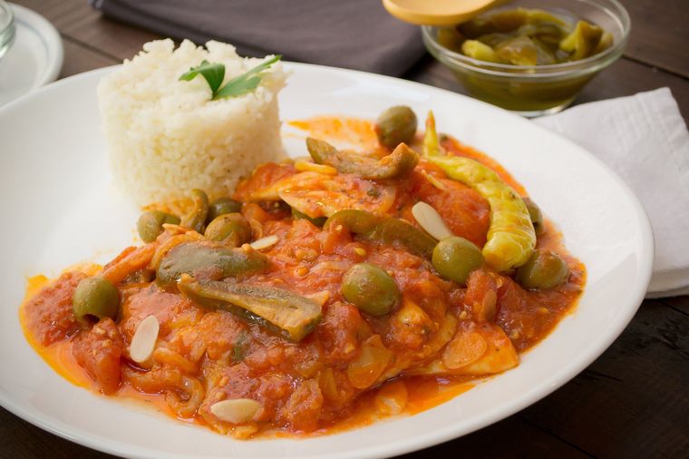 No dejes de probar este riquísimo pescado a la veracruzana acompañado de arroz ¡te encantará!