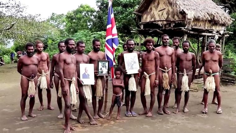 Los aldeanos, con su dios. Foto: Reuters