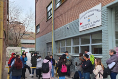 Alumnos realizaron una protesta en la puerta de la institución en contra de la reincorporación del joven condenado por un crimen Foto: NA