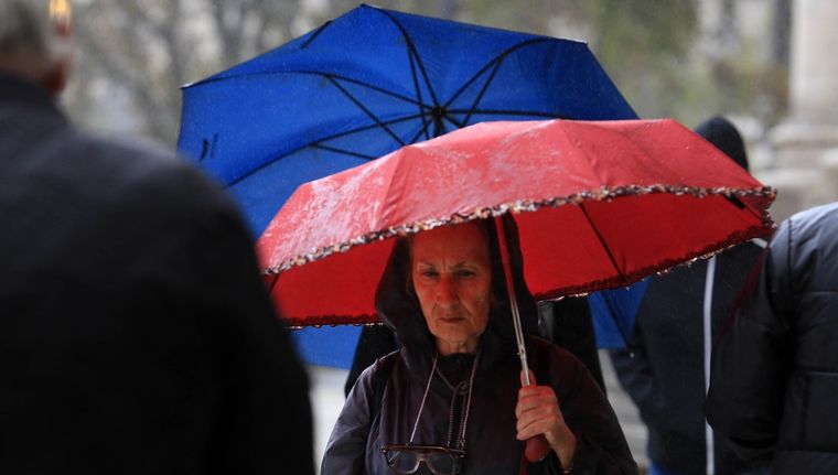 Hay que preparar los paraguas porque se vienen fuertes lluvias en Buenos Aires. Foto: NA