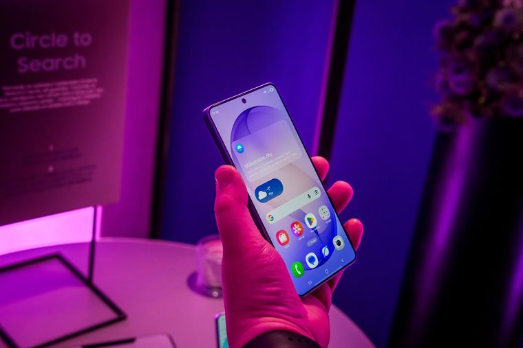 Samsung apuesta por mantener la visibilidad del Samsung Galaxy S26 Ultra con accesorios compatibles con la pantalla antirreflejo. Samsung apuesta por mantener la visibilidad del Samsung Galaxy S26 Ultra con accesorios compatibles con la pantalla antirreflejo.