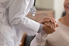 Cuidadores domiciliarios son ofrecidos con ayuda parcial por el PAMI.