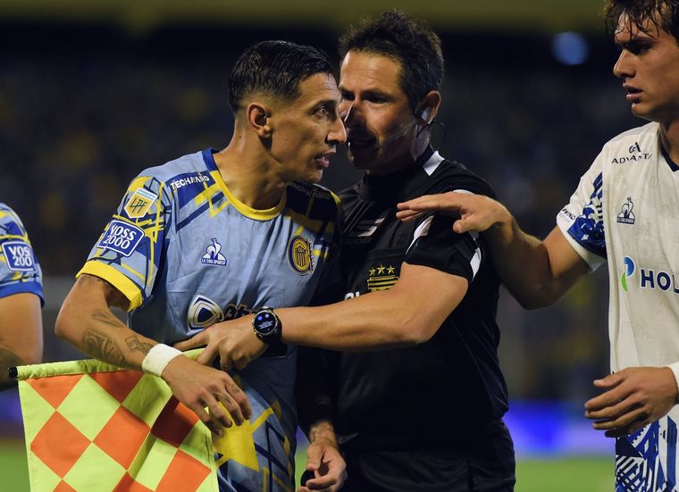Di María fue figura, asistió a Véliz y luego explotó contra el arbitraje y el VAR.