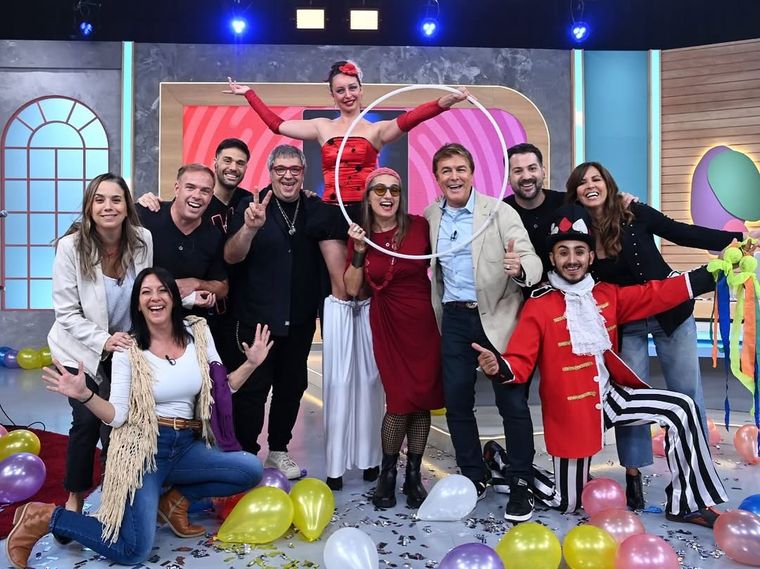 El festejo por los 100 programas de Estamos en una, el show televisivo de la TV Pública que conduce Gabriel Corrado. El festejo por los 100 programas de Estamos en una, el show televisivo de la TV Pública que conduce Gabriel Corrado.