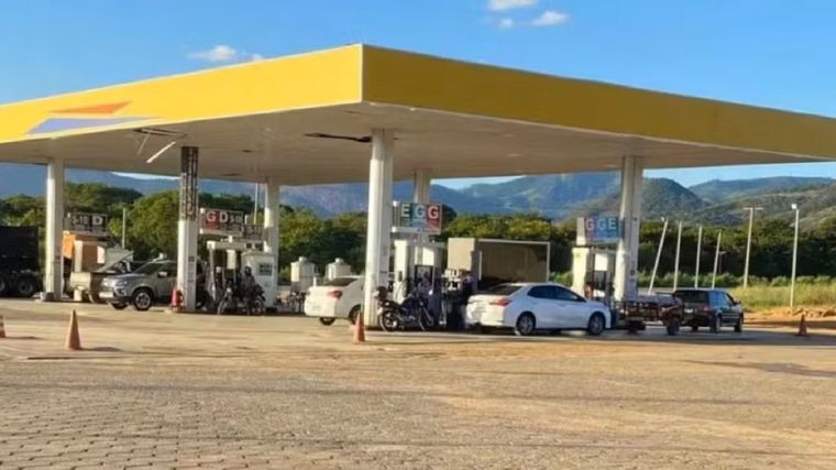 Un hombre olvidó a sus dos hijas en una estación de servicios y recorrió 40 kilómetros antes de que la Policía le alertara con un llamado sobre lo sucedido. Foto: Gentileza G1