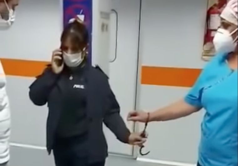 Una enfermera que no quiso extraerle sangre a un detenido fue esposada por una mujer policía Foto: Captura Video