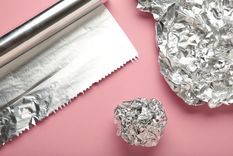 El truco de limpieza con papel aluminio que arrasa en redes: ideal para dejar la cocina impecable. Foto: Shutterstock