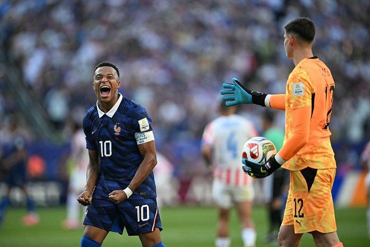 Kylian Mbappé celebra su victoria sobre Paraguay en octavos.