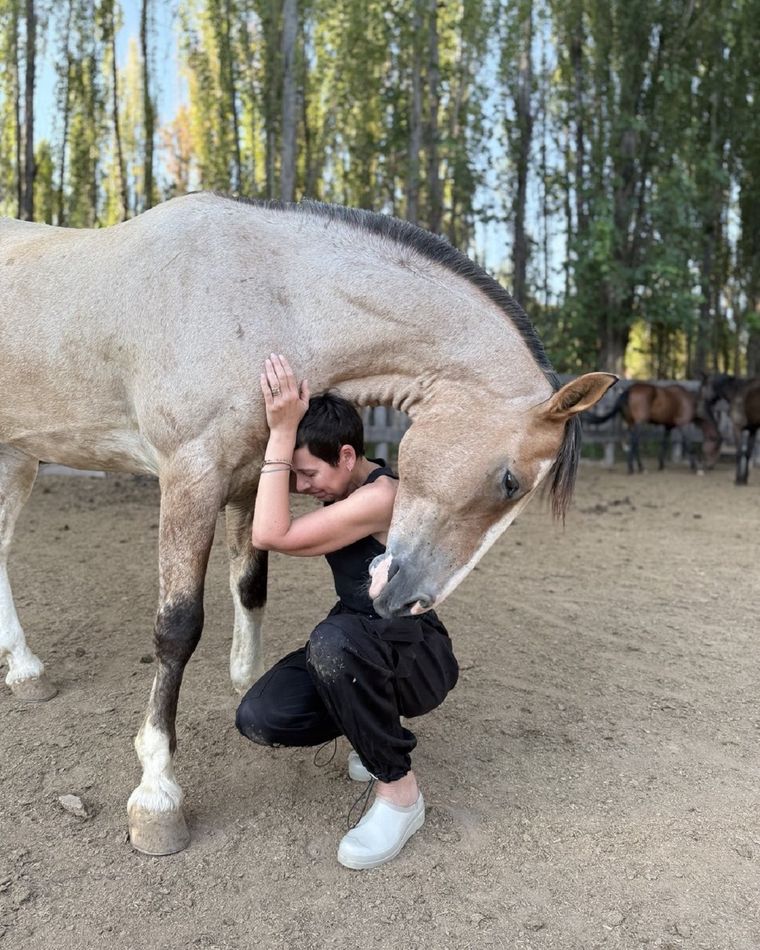 Esta técnica sigue expandiéndose en diversos ámbitos terapéuticos y se posiciona como una alternativa para quienes buscan una forma diferente de explorar su mundo emocional Foto: Instagram/luzaura.analaura