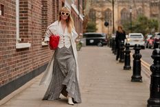 Tres famosas eligieron faldas Mango para sus looks. Foto: : https://static3.mujerhoy.com/www/multimedia/202110/26/media/cortadas/Faldas-estampadas-mango-arriba-kjIE--1968x1104@MujerHoy.jpg