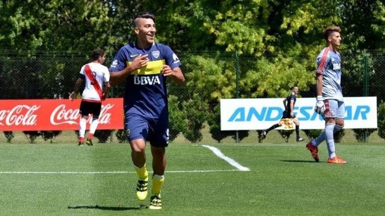 El Chelo Torres marcándole un gol a River en el Superclásico de Reserva. El Chelo Torres marcándole un gol a River en el Superclásico de Reserva.
