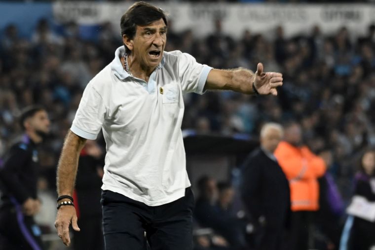 El DT de Racing reveló la historia de su codo que fue viral tras la clasificación ante Peñarol.&nbsp;
