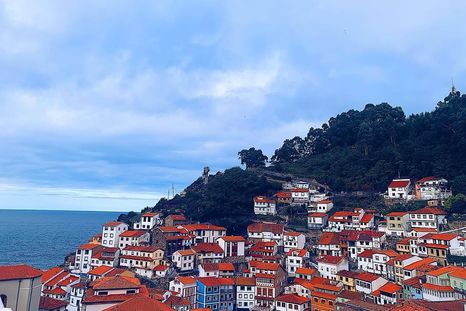 Cudillero es un pueblo donde el mar, el dialecto y la historia conviven en perfecta armonía. Cudillero es un pueblo donde el mar, el dialecto y la historia conviven en perfecta armonía.