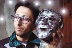 Silvio Sanchez El artista junto a la escultura que está en el Paseo de lo Jóvenes en San Rafael. Foto: Gentileza Instagram @silviosanchez_esculturas