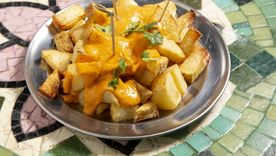 Fabio Fontana, a cargo de La Caña Vermuteria, comparte el paso a paso de estas patatas bravas. Foto: Instagram
