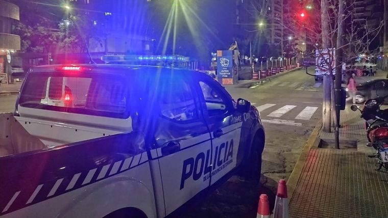 La Policía trabaja para identificar al sujeto que arrastró al efectivo Foto: X @PoliciaCbaOf