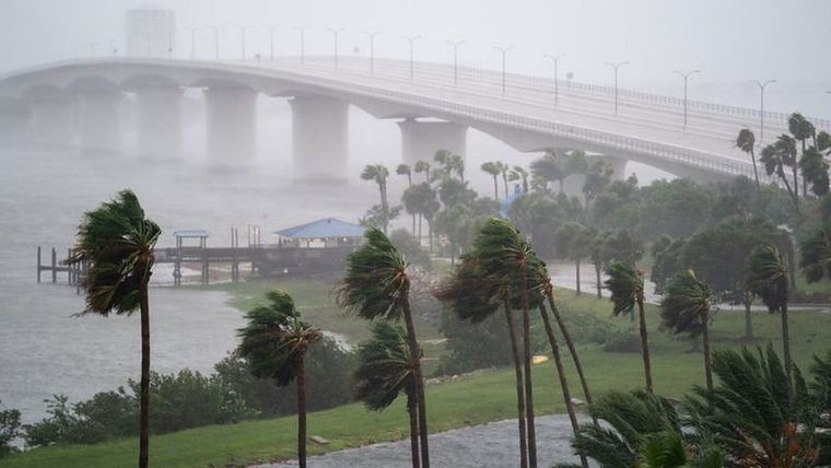 Las ráfagas de viento soplan en el puente Causeway mientras el huracán Ian avanza en Sarasota, Florida. Foto: GETTY IMAGES