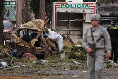 un atentado con explosivos en cali y el derribo de un helicoptero de la policia dejan al menos 13 muertos y decenas de heridos en colombia